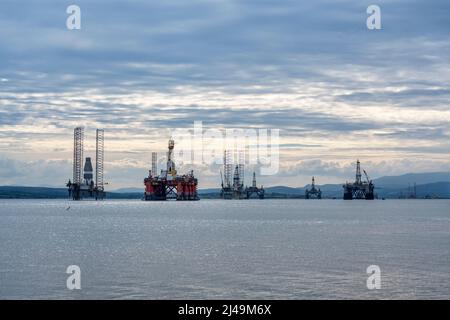 Plates-formes de forage / plates-formes de forage amarrées à Cromarty Firth, vues depuis le village de Nigg sur la péninsule de Easter Ross, Ross et Cromarty, Highland, Écosse, Royaume-Uni Banque D'Images