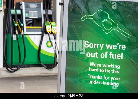 Southend on Sea, Essex, Royaume-Uni. 13th avril 2022. Les stations-service d’Essex sont à court d’essence et de diesel en raison des actions de l’extinction les manifestants de la rébellion contre le changement climatique « Just Stop Oil » dans les dépôts de carburant de la région protestent contre les combustibles fossiles. Une station-service BP de Southend on Sea est dotée d'un panneau indiquant aux conducteurs qu'ils sont à court de carburant Banque D'Images