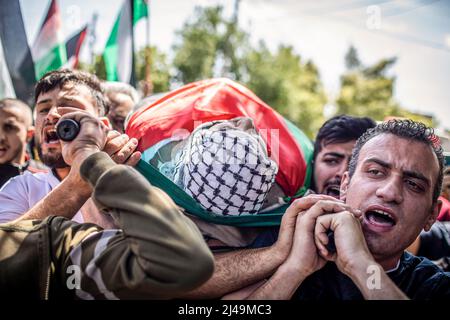 Kafr Laqif, Territoires palestiniens. 13th avril 2022. Des parents palestiniens portent le corps de Mohamed Assaf, qui a été tué par balle plus tôt dans la journée par des soldats israéliens, lors de ses funérailles dans le village de Kafr Laqif en Cisjordanie. Selon le ministère de la Santé de Ramallah, cet homme de 34 ans a été frappé dans la poitrine lors d'affrontements avec des soldats israéliens à Naplouse. L'armée israélienne a déclaré qu'elle avait détenu 15 personnes au total, après avoir déclaré que des opérations anti-terroristes étaient en cours en Cisjordanie, y compris à Naplouse. Crédit : Ilia Yefimovich/dpa/Alay Live News Banque D'Images