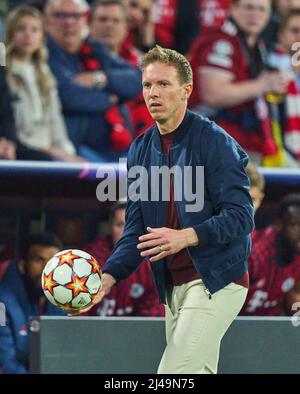 L'entraîneur Julian Nagelsmann (FCB), chef d'équipe, entraîneur, prend le ballon dans le match FC BAYERN MUENCHEN - FC VILLARREAL 1-1 de la Ligue des champions de l'UEFA, quart de finale de la saison 2021/2022 à Munich, le 12 avril 2022. Viertelfinale, FCB © Peter Schatz / Alamy Live News Banque D'Images