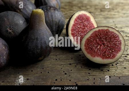 Délicieuses figues mûres fraîchement cueillies sur fond de bois, Banque D'Images