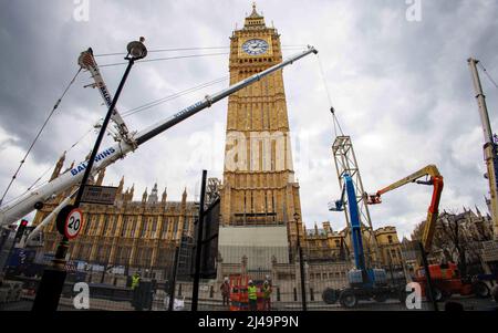 Londres, Royaume-Uni. 13th avril 2022. L'une des dernières pièces de l'imposante est retirée de l'emblématique monument, Big Ben. Le travail devait se terminer en 2021, mais il a été retardé par la pandémie. Affectueusement connue dans le monde entier sous le nom de Big Ben et entourée d'échafaudages depuis 2017, la tour Elizabeth est en cours de réparation de la croix dorée et orbe à son extrémité, jusqu'au bas de son escalier de 334 marches. Travaux de restauration sur Big Ben. Crédit : Karl Black/Alay Live News Banque D'Images