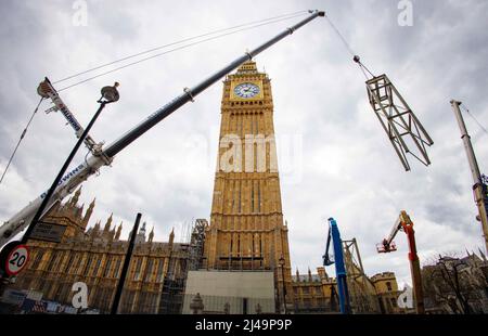 Londres, Royaume-Uni. 13th avril 2022. L'une des dernières pièces de l'imposante est retirée de l'emblématique monument, Big Ben. Le travail devait se terminer en 2021, mais il a été retardé par la pandémie. Affectueusement connue dans le monde entier sous le nom de Big Ben et entourée d'échafaudages depuis 2017, la tour Elizabeth est en cours de réparation de la croix dorée et orbe à son extrémité, jusqu'au bas de son escalier de 334 marches. Travaux de restauration sur Big Ben. Crédit : Karl Black/Alay Live News Banque D'Images