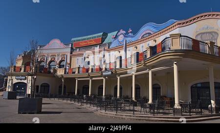 Vue sur le musée de cire Madame Tussauds dans le parc d'attractions Wurstelprater à Vienne, Autriche, le jour ensoleillé du printemps avec places de restaurant. Banque D'Images