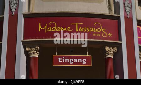 Vue rapprochée du panneau rouge au-dessus de l'entrée du musée de cire Madame Tussauds dans le parc d'attractions Wurstelprater à Vienne, Autriche avec logo. Banque D'Images