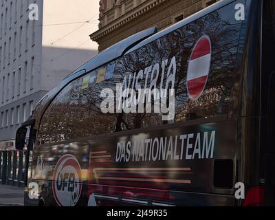 Vue rapprochée de l'autobus de l'équipe nationale autrichienne de football parking devant l'hôtel cinq étoiles Palais Hansen Kempinski à Vienne, Autriche. Banque D'Images