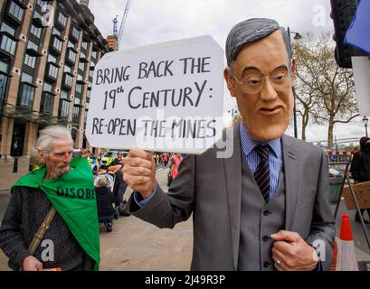 Londres, Royaume-Uni. 13th avril 2022. Les membres de la rébellion d'Extinctuion marchent sur le pont de Westminster. Ils s'opposent à l'utilisation des combustibles fossiles et veulent que le gouvernement cherche des sources d'énergie alternatives. Ils croient en une protestation pacifique. Crédit : Karl Black/Alay Live News Banque D'Images