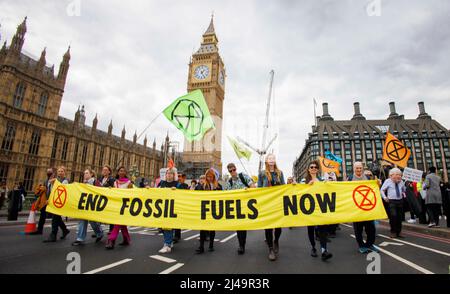Londres, Royaume-Uni. 13th avril 2022. Les membres de la rébellion d'Extinctuion marchent sur le pont de Westminster. Ils s'opposent à l'utilisation des combustibles fossiles et veulent que le gouvernement cherche des sources d'énergie alternatives. Ils croient en une protestation pacifique. Crédit : Karl Black/Alay Live News Banque D'Images