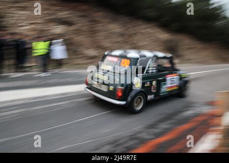 Rallye historique Costa Brava 2022 - Mini Cooper voiture en compétition dans la section de route chronométrée à Gérone, Espagne Banque D'Images