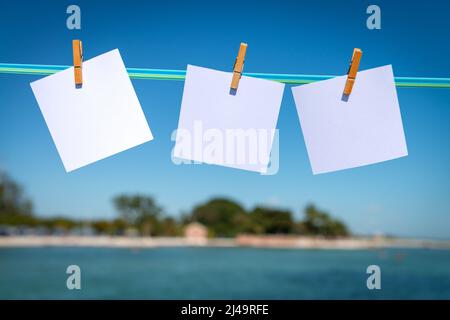 paysage tropical avec îlot et carte papier blanche pour les couches et les messages Banque D'Images