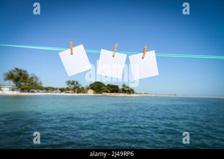 paysage tropical avec îlot et carte papier blanche pour les couches et les messages Banque D'Images