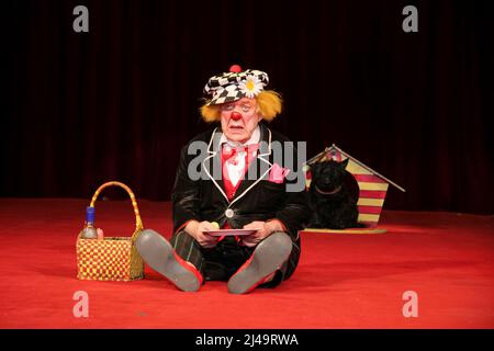 Oleg Popov (1930-2016), célèbre clown russe, mime et artiste de cirque, interprète en costume d'Ivanuska un pique-nique avec son chien au cirque d'État russe à Wetzlar, en Allemagne. 13th mars 2008. Crédit: Christian Lademann / LademannMedia Banque D'Images