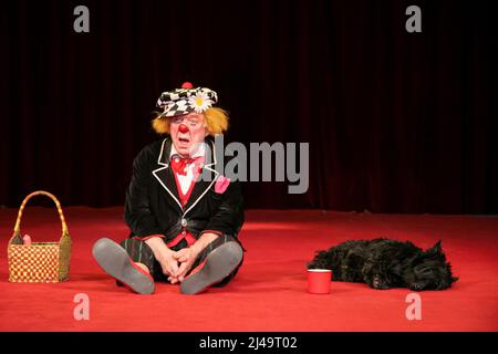 Oleg Popov (1930-2016), célèbre clown russe, mime et artiste de cirque, interprète en costume d'Ivanuska un pique-nique avec son chien au cirque d'État russe à Wetzlar, en Allemagne. 13th mars 2008. Crédit: Christian Lademann / LademannMedia Banque D'Images