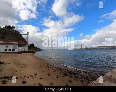 Almada, Portugal - novembre 2021 : ascenseur historique au Jardim do Rio, le jardin avec une belle vue sur Lisbonne sur le Tage Banque D'Images