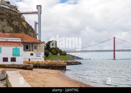 Almada, Portugal - novembre 2021 : ascenseur historique au Jardim do Rio, le jardin avec une belle vue sur Lisbonne sur le Tage Banque D'Images