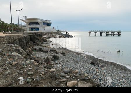 Détruit le remblai après la tempête. L'effondrement du sol. Batumi, Géorgie Banque D'Images