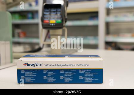 Un paquet de kit de test rapide Flowflex Covid-19 Antigen contenant cinq tests, sur le comptoir au départ de Chemist en Angleterre Banque D'Images