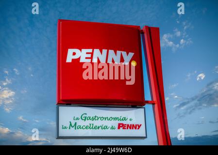 Asti, Italie - 07 avril 2022 : signer avec le logo de remise Penny Market, supermarché d'origine allemande du groupe Rewe. Tex: La Gastrasmonia e la Macelleri Banque D'Images