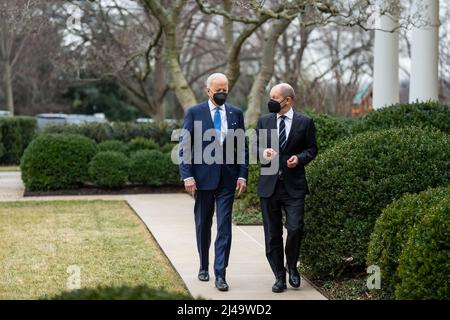 Le président Joe Biden marche avec le chancelier allemand OLAF Scholz dans le jardin des roses de la Maison Blanche, le lundi 7 février 2022, avant de participer à une conférence de presse conjointe. (Photo officielle de la Maison Blanche par Adam Schultz) Banque D'Images