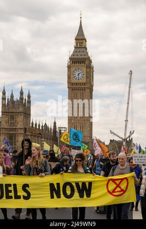 Londres, Royaume-Uni. 13th avril 2022. Londres 13th avril 2022 manifestation XR sur Westminster Bridge, Londres Royaume-Uni crédit: Ian Davidson/Alay Live News Banque D'Images