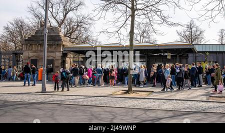 Berlin, Allemagne. 13th avril 2022. De longues files d'attente se forment devant l'entrée du zoo. Credit: Kristin Bethge/dpa/Alay Live News Banque D'Images