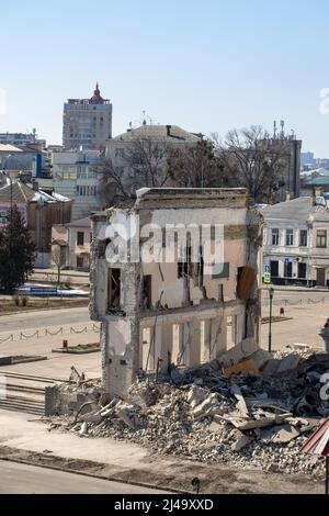 Bâtiment partiellement détruit et démoli de l'Institut régional d'administration publique de Kharkiv de l'Académie nationale d'administration publique u Banque D'Images