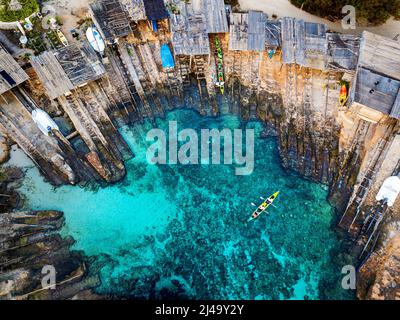 Vue aérienne du port de la jetée d'es Caló de San Agustí sur l'île de Formentera, chemins de fer en bois à Formentera, îles Baléares, Espagne Banque D'Images