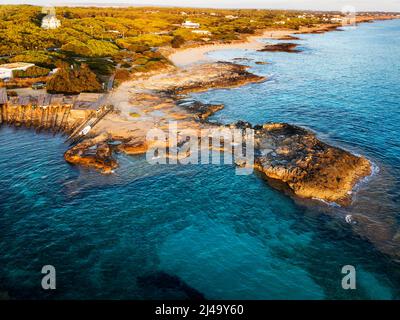 Vue aérienne du port de la jetée d'es Caló de San Agustí sur l'île de Formentera, chemins de fer en bois à Formentera, îles Baléares, Espagne Banque D'Images