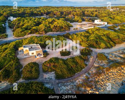 Maisons près de es Caló de San Agustí bateau jetée port dans l'île de Formentera bateau de chemins de fer en bois à Formentera îles Baléares Espagne Banque D'Images