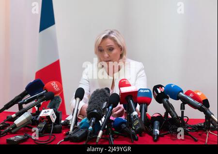 Paris, France. 13th avril 2022. Marine le Pen, candidate à la présidence du parti d'extrême-droite français rassemblement national (RN), donne une conférence de presse après sa deuxième place à la première course de l'élection présidentielle à Paris le 13 avril 2022. Photo de Quentin Veuillet/ABACAPRESS.COM crédit: Abaca Press/Alamy Live News Banque D'Images