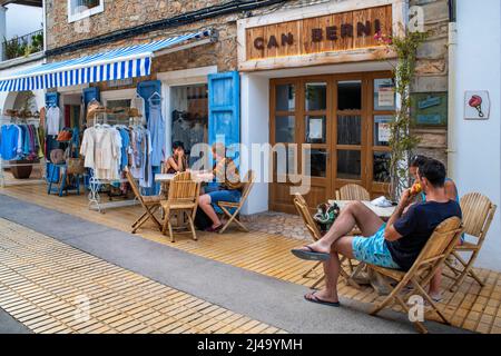Bar restaurant terrasse et magasin de cloting n Sant Francesc Xavier, San Francisco Javier, Formentera, Pityuses, Iles Baléares Espagne Banque D'Images