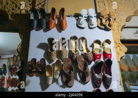 Paires de chaussures Rajasthani pour hommes et pour femmes exposées pour la vente. Jaisalmer, Rajasthan, Inde. Banque D'Images