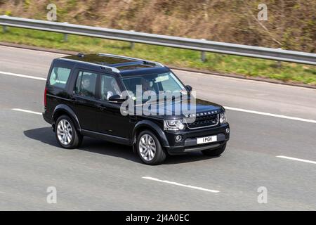 2016 Land Rover Discovery SADV6 Landmark 2993 cc diesel noir automatique à 8 vitesses ; conduite sur l'autoroute M61, Royaume-Uni Banque D'Images