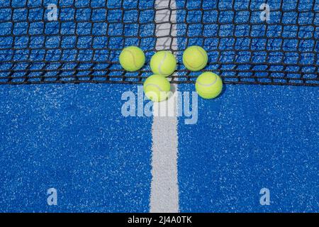 paddle tennis balles près du filet sur un court de paddle tennis bleu Banque D'Images