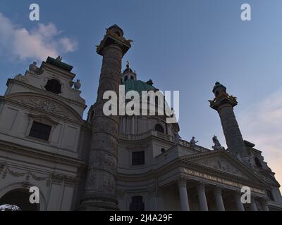 Vue à angle bas de la célèbre église Rektoratskirche St. Karl Borromaeus (Karlskirche) dans le centre historique de Vienne, Autriche dans la soirée. Banque D'Images