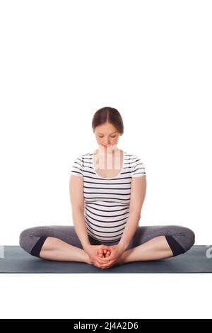 Femme enceinte faisant du yoga asana Baddha Konasana Banque D'Images