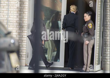 Fairfax, États-Unis. 13th avril 2022. L'actrice Amber Heard arrive au palais de justice du comté de Fairfax à Fairfax, en Virginie, le mercredi 13 avril 2022. L'acteur Johnny Depp a intenté une poursuite en diffamation contre Heard, son ancienne femme, après avoir écrit une op-ed dans le Washington Post qui a accusé Depp de violence domestique. Photo de Bonnie Cash/UPI Credit: UPI/Alay Live News Banque D'Images