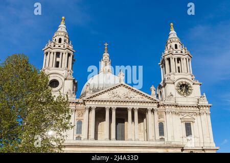 Façade de la cathédrale Saint-Paul sous le ciel bleu par un jour ensoleillé, Londres, Royaume-Uni Banque D'Images