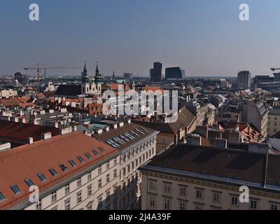 Belle vue aérienne sur le centre historique de Vienne, Autriche avec ruelle étroite entre les anciens bâtiments et l'église vue de Stephansdom. Banque D'Images