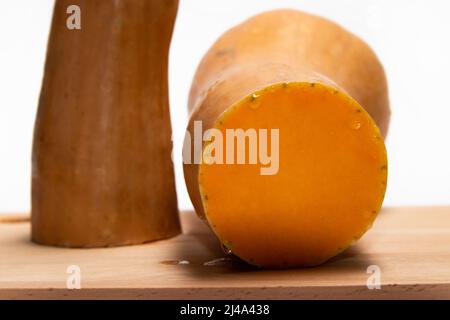 Purée de noyer cendré frais coupée en deux sur une planche en bois Banque D'Images