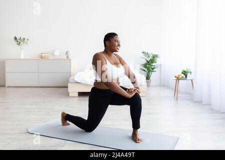 Exercices de poids corporel efficaces. Surpoids jeune femme noire faisant de l'entraînement domestique, espace de copie Banque D'Images