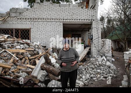 12 avril 2022, Poroskotenà, Oblast de Kiev, Ukraine: Natalie se tient devant sa maison détruite à Poroskoten, au milieu de l'invasion de la Russie. Après la récupération de Bucha par les forces ukrainiennes, la ville a été dévastée par des combats intenses et des bombardements, car les forces russes auraient tué des centaines de civils dans la ville. (Image de crédit : © Alex Chan TSZ Yuk/SOPA Images via ZUMA Press Wire) Banque D'Images