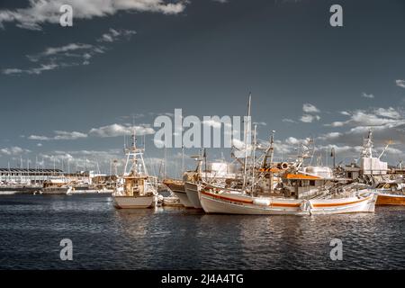 Paysage marin infrarouge surréaliste de bateaux de pêche dans le port de Volos , Grèce Banque D'Images