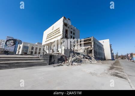 Bâtiment partiellement détruit et démoli de l'Institut régional d'administration publique de Kharkiv de l'Académie nationale d'administration publique u Banque D'Images