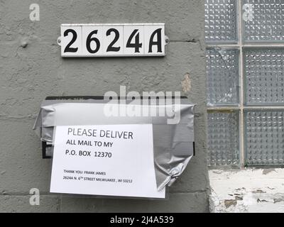 Milwaukee, Wisconsin, États-Unis. 13th avril 2022. La dernière adresse connue de Frank James, le suspect dans les attaques du métro de Brooklyn, est présentée au 2624A N. 6th St. à Milwaukee, Wisconsin, le mercredi matin du 13 avril 2022. James avait enregistré une note dans sa boîte aux lettres, demandant que son courrier soit envoyé à une boîte postale. Crédit : ZUMA Press, Inc./Alay Live News Banque D'Images