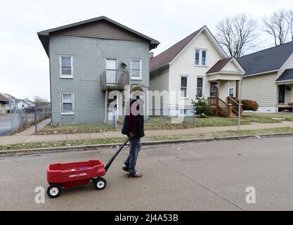 Milwaukee, Wisconsin, États-Unis. 13th avril 2022. La dernière adresse connue de Frank James, le suspect dans les attaques du métro de Brooklyn, est présentée au 2624A N. 6th St., à gauche. À Milwaukee, Wisconsin, le mercredi matin le 13 avril 2022. James avait enregistré une note dans sa boîte aux lettres, demandant que son courrier soit envoyé à une boîte postale. Crédit : ZUMA Press, Inc./Alay Live News Banque D'Images