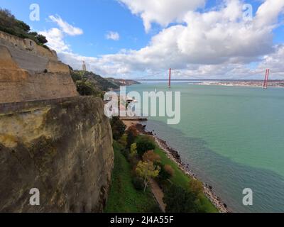 Almada, Portugal - novembre 2021 : Jardim do Rio, le jardin avec une belle vue sur Lisbonne sur le Tage Banque D'Images