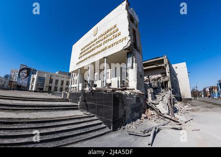 Bâtiment partiellement détruit et démoli de l'Institut régional d'administration publique de Kharkiv de l'Académie nationale d'administration publique u Banque D'Images
