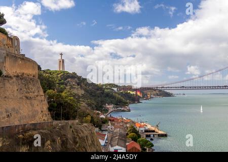 Almada, Portugal - novembre 2021 : Jardim do Rio, le jardin avec une belle vue sur Lisbonne sur le Tage et le Sanctuaire du Christ Roi Banque D'Images