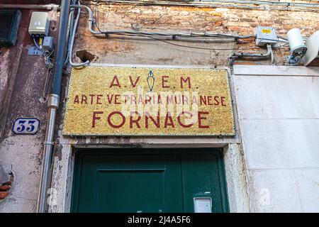 VENISE, ITALIE - 12 AVRIL 2022 : panneau à l'entrée d'un four de verre des artisans de Murano, Venise, Italie. Banque D'Images